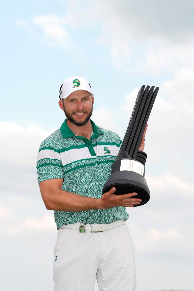 LIV 골프 美 시카고 대회에서 우승한 딘 버미스터가 트로피를 들고 포즈를 취하고 있다. AFP연합뉴스