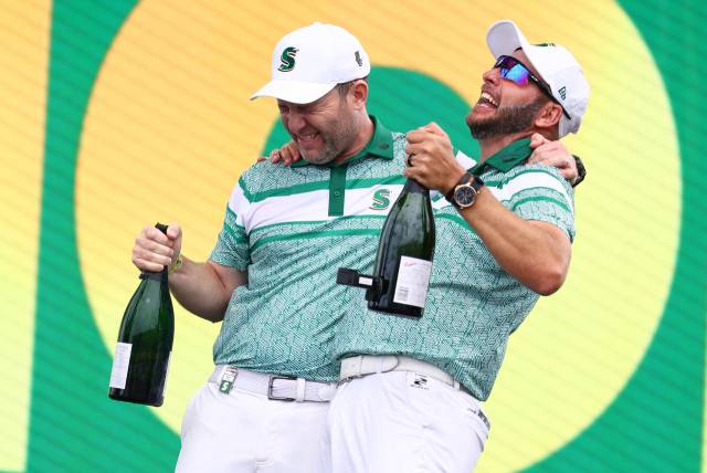 딘 버미스터(오른쪽)가 소속팀 스팅어GC 동료 브랜든 그레이스와 단체전 우승 후 세레머니를 하고 있다. 이매진이미지스연합뉴스