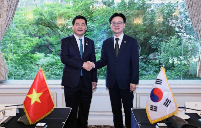 김정관(오른쪽) 산업통상자원부 장관이 11일 서울 소공동 롯데호텔에서 응우옌 홍 지엔 베트남 산업무역부 장관과 기념 촬영하고 있다.사진제공=산업부