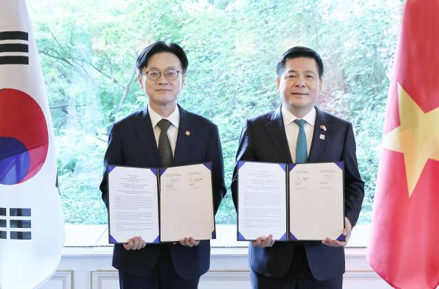 김정관(왼쪽) 산업통상자원부 장관이 11일 서울 소공동 롯데호텔에서 응우옌 홍 지엔 베트남 산업무역부 장관과 면담을 한 뒤 핵심광물 공급망 기술협력센터 협의의사록(ROD) 교환 기념 촬영하고 있다. 사진제공=산업부