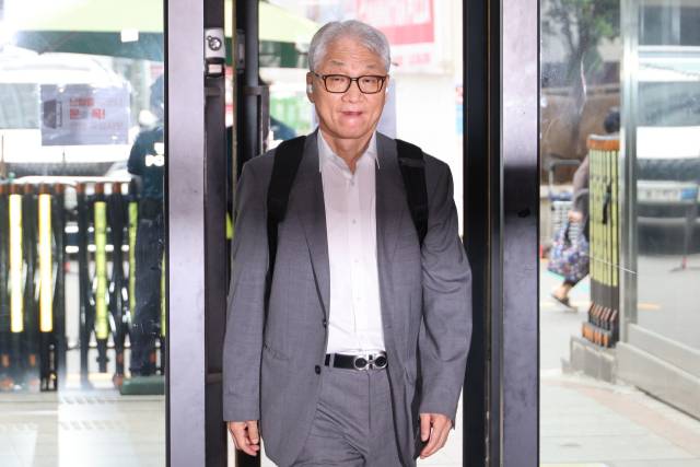 여상원 국민의힘 중앙윤리위원회 위원장이 11일 전한길씨에 대한 징계 여부를 논의하기 위해 열리는 중앙윤리위원회의를 주재하기 서울 여의도 당사로 들어가고 있다. 연합뉴스