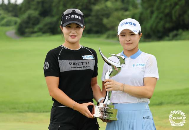 제주삼다수 마스터스 우승 트로피를 함께 들고 있는 언니 고지우(왼쪽)와 동생 고지원. 사진 제공=KLPGA