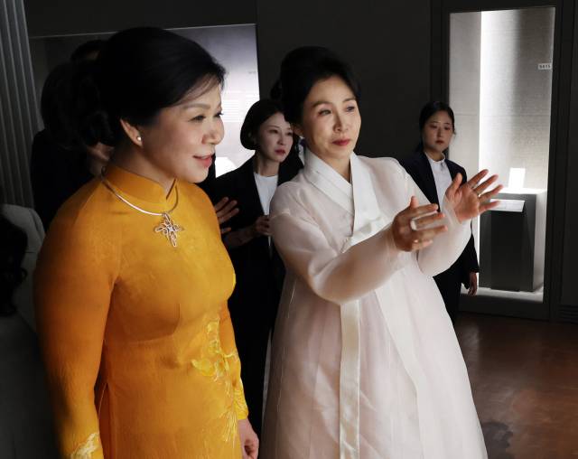 김혜경 여사와 또 럼 베트남 당 서기장의 배우자 응오 프엉 리 여사가 11일 서울 용산구 국립중앙박물관에서 전시물을 보고 있다. 연합뉴스