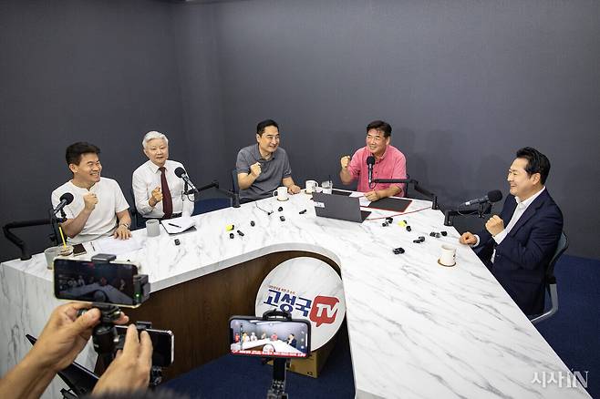 7월31일 장동혁 의원(오른쪽)이 전한길씨 등 보수 유튜버들이 공동 주최한 후보검증 토론회에 참석했다. ⓒ시사IN 박미소