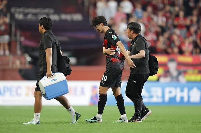 포항 기성용(가운데)이 10일 포항스틸야스에서 열린 광주와 K리그1 2025 홈경기 전반막판 허리와 갈비뼈 부위 통증을 호소하며 스태프와 경기장을 나서고 있다. 이튿날(11일) 검진결과 갈비뼈가 미세골절돼 당분간 결장이 불가피해졌다. 사진제공│한국프로축구연맹