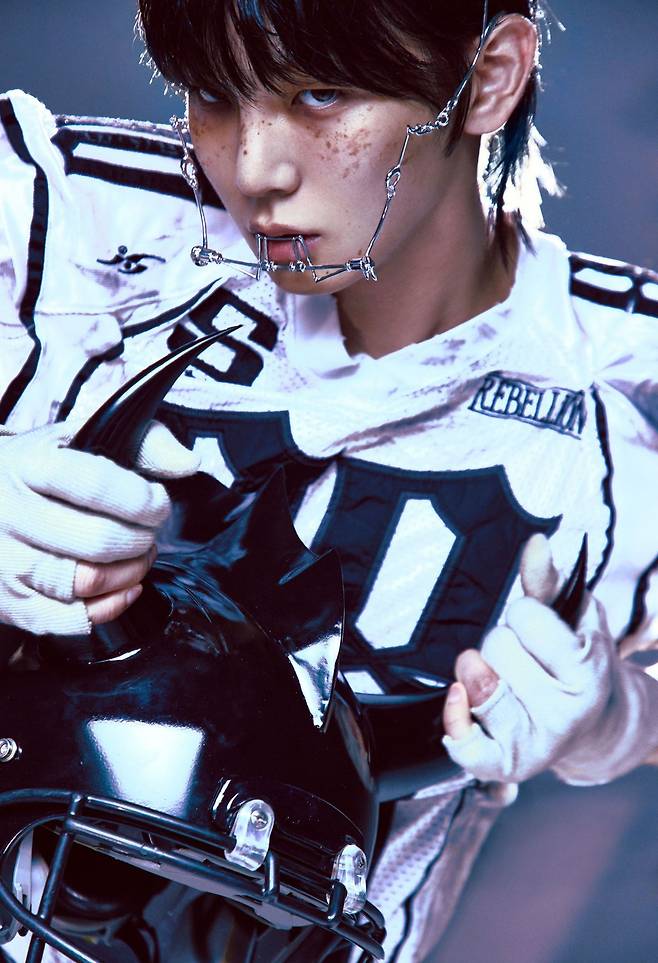 앨범 명과 같은 타이틀곡 ‘헌터’ 경우 케이(K)팝 솔로 아티스트 가운데선 거의 유일하다 할 음악적 분위기 ‘키 팝’의 독창성이 한껏 묻어난다. 그의 근간이기도 한 샤이니 ‘태초’의 인상도 얼핏 베어있는 노래로, 샤이니 코어로서 키의 존재감을 새삼 환기시키기도 한다. 사진제공|SM엔터테인먼트