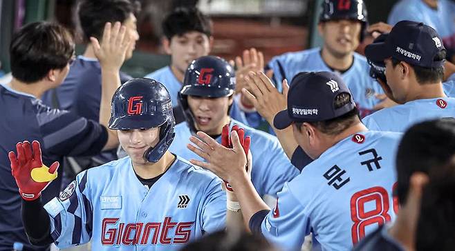 롯데 한태양이 지난 7일 KIA전서 3점 홈런을 터트리고 더그아웃에 들어와 동료들의 축하를 받고 있다.  롯데 자이언츠 제공