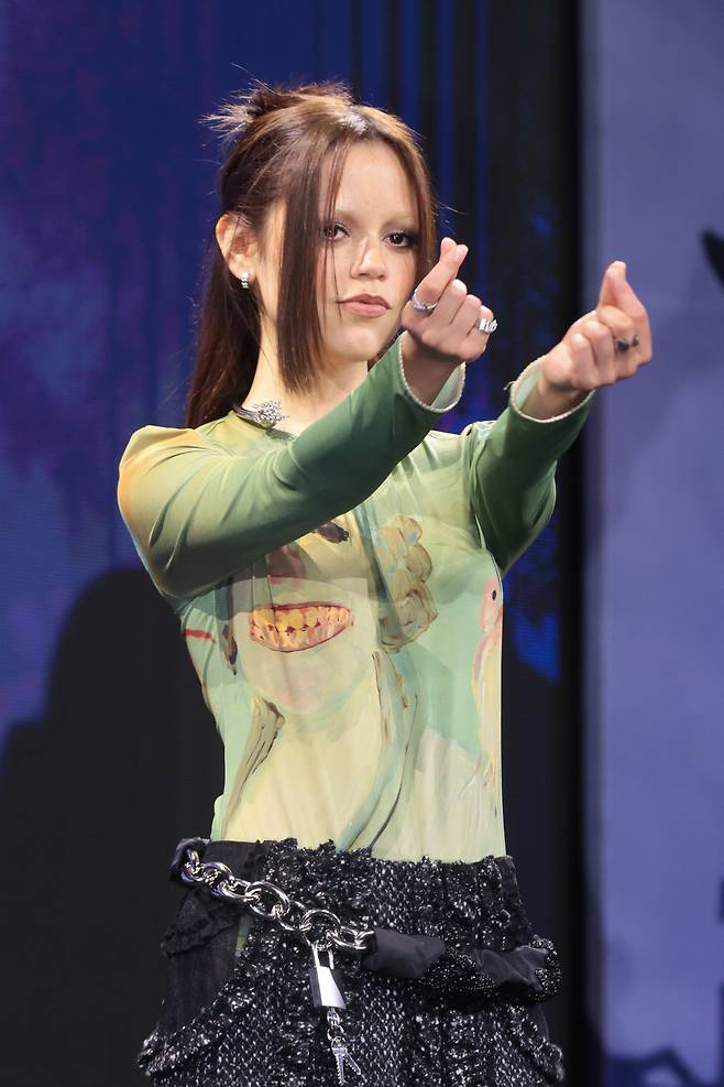 배우 제나 오르테가가 11일 서울 종로구 포시즌스호텔에서 열린 넷플릭스 시리즈 ‘웬즈데이’ 시즌2 내한 기자간담회에서 포즈를 취하고 있다. 사진제공|연합뉴스