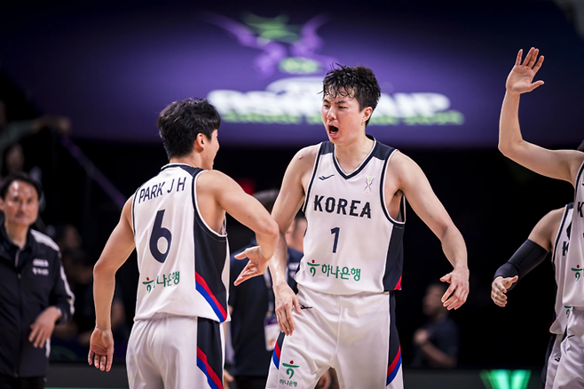 한국 남자농구 대표팀 이현중이 11일 아시아컵 레바논전에서 승리한 뒤 기뻐하고 있다. FIBA 홈페이지