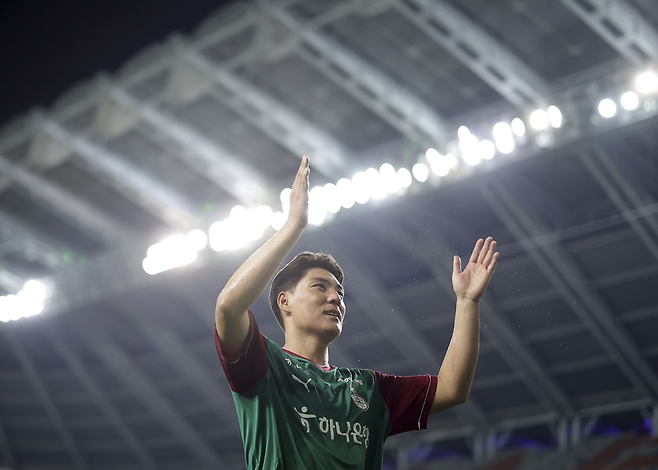대전 주민규가 지난 10일 수원FC전이 끝난 뒤 역전승에 기뻐하는 팬들을 향해 답례하고 있다. 프로축구연맹