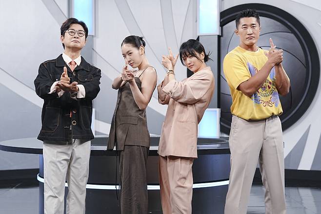 방송인 김성주(왼쪽부터), 가수 소유, 배우 박하선, 방송인 김동현이 11일 오후 경기도 고양시 일산동구 장항동 MBC드림센터에서 열린 MBC에브리원 예능 ‘히든아이’ 1주년 기념 기자간담회에 참석해 포즈를 취하고 있다. 사진 MBC에브리원