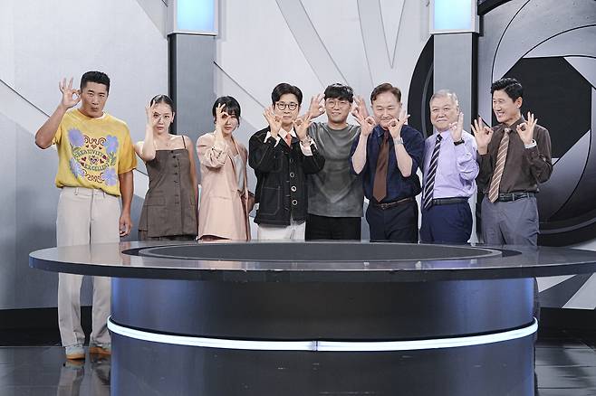 방송인 김동현(왼쪽부터), 가수 소유, 배우 박하선, 방송인 김성주, 황성규PD, 표창원 소장, 권일용 교수, 이대우 과장이 11일 오후 경기도 고양시 일산동구 장항동 MBC드림센터에서 열린 MBC에브리원 예능 ‘히든아이’ 1주년 기념 기자간담회에 참석해 포즈를 취하고 있다. 사진 MBC에브리원