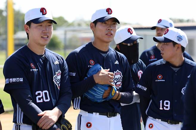 두산 베어스 투수 윤태호(가운데). /사진=두산 베어스 제공
