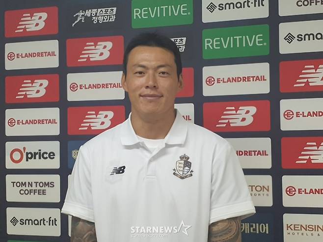 구성윤이 지난 10일 목동종합운동장 주경기장에서 열린 서울이랜드 대 화성FC의 '하나은행 K리그2 2025' 24라운드 후 믹스트존에서 포즈를 취하고 있다. /사진=박재호 기자