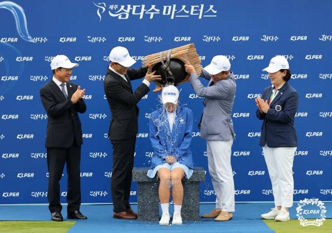 고지원(가운데)이 10일 제주 서귀포시에 위치한 사이프러스 골프 앤 리조트에서 열린 KLPGA 제주 삼다수 마스터스 대회 우승 확정 후 세리머니를 하고 있다. /사진=KLPGA 제공