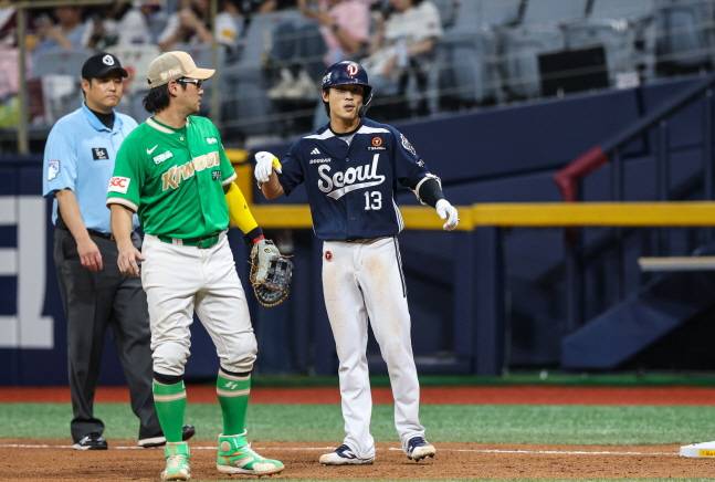 두산 이유찬(오른쪽). /사진=두산 베어스 제공