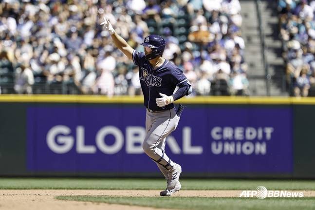 탬파베이 김하성이 11일(한국시간) 시애틀전에서 4회초 홈런을 터트리고 그라운드를 돌고 있다. /AFPBBNews=뉴스1