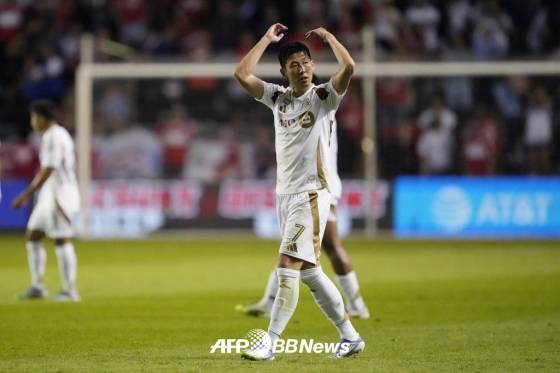 로스앤젤레스(LA)FC 손흥민이 10일 미국 일리노이주 브리지뷰의 시트긱 스타디움에서 열린 시카고 파이어FC와의 2025 미국프로축구 메이저리그사커(MLS) 27라운드 원정경기에서 비디오 판독 끝에 페널티킥이 선언되자 원정 응원 팬들의 분위기를 끌어 올리고 있다. /AFPBBNews=뉴스1