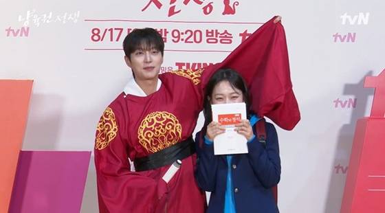 왼쪽부터 윤두준, 김슬기 /사진=tvN