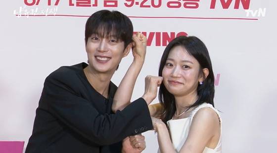 왼쪽부터 윤두준, 김슬기