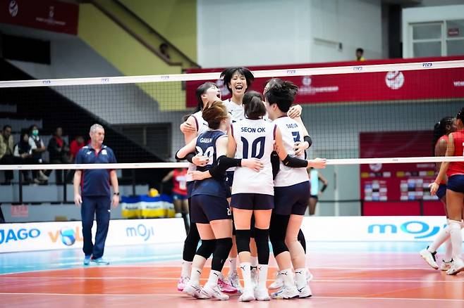 대한민국 21세 이하(U-21) 여자배구 대표팀이 11일(한국시간) 인도네시아 수라바야에서 열린 2025 국제배구연맹(FIVB) U-21 세계선수권대회 조별리그 B조 4차전에서 도미니키공화국전에서 득점에 성공한 뒤 기뻐하고 있다. /사진=FIVB 제공