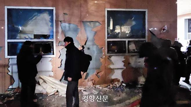 12·3 비상계엄 사태를 일으킨 윤석열 전 대통령이 지난1월19일 구속되자 강성 지지자들이 서울서부지법에 침입해 난동을 부리며 창문과 외벽을 파손했다. 이준헌 기자
