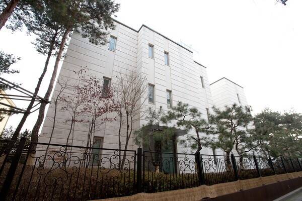 SK텔레콤이 최태원 회장의 동거녀 김희영 이사장의 전세보증금을 지원했다가 논란이 됐던 UN빌리지 내 고급빌라 제이하우스.&nbsp; 사진=임준선 기자(이오이미지)