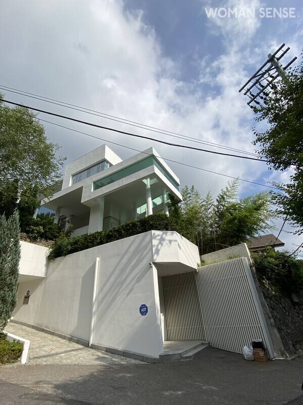 최태원 회장과 김희영 이사장이 새 집이 지어지기 전까지 3년간 임시로 살았던 부암동 단독주택.&nbsp; 사진=유시혁 기자