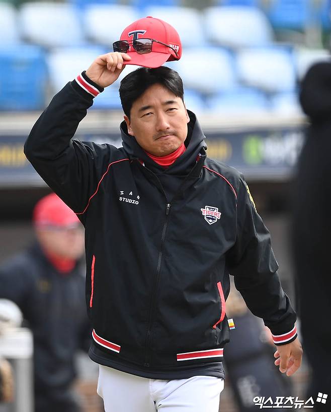 KIA 타이거즈가 코칭스태프 보직을 일부 개편해 선수단 분위기 쇄신에 나선다. 1군 불펜 코치였던 이동걸 코치가 1군 투수 메인 코치를 맡고, 퓨처스팀에 있던 이정호 투수코치, 이해창 배터리코치가 1군으로 올라왔다. 정재훈 코치와 나카무라 타케시 코치는 퓨처스팀으로 이동했다. 엑스포츠뉴스 DB