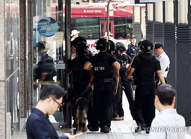 명동 신세계백화점에 폭파 협박글 (서울=연합뉴스) 윤동진 기자 = 지난 5일 서울 중구 명동 신세계백화점 본점에 폭발물을 설치했다는 협박 글이 인터넷 커뮤니티에 올라와 신고받고 출동한 경찰이 수색에 나서고 있다. 2025.8.11 mon@yna.co.kr