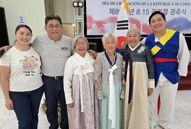 한인 후손 2세 마리아 암파로 킴 얌 할머니(오른쪽 3번째)의 가족 [촬영 이재림 특파원]