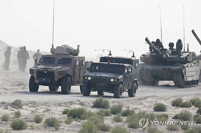 육군 기계화부대, UAE 현지 연합훈련 성공리에 종료 (서울=연합뉴스) 육군이 육군 기계화부대가 투입된 첫 UAE 현지 연합훈련을 성공적으로 마쳤다고 21일 밝혔다.  
    방어작전 야외기동훈련(FTX) 간 역습명령을 하달받은 K2전차(오른쪽), 소형전술차량(중앙), UAE군 전술차량이 작전지역으로 기동하고 있다. 2025.2.21 [육군 제공. 재판매 및 DB 금지] photo@yna.co.kr