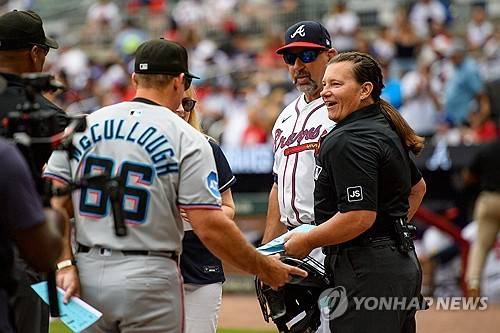경기 전 선발 라인업을 받는 파월 주심 [UPI=연합뉴스]
