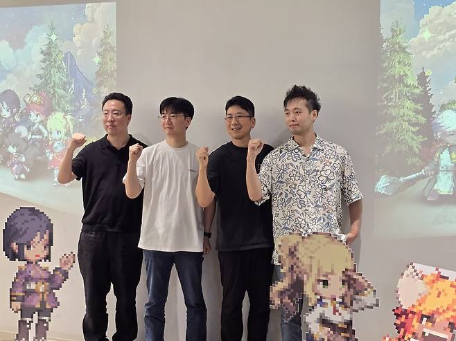 "가디스오더 파이팅!"     (성남=연합뉴스) 김주환 기자 = 국내 게임사 픽셀트라이브의 '가디스오더' 주요 제작진이 7일 진행된 공동 인터뷰가 끝나고 포즈를 취하고 있다. 2025.8.7 jujuk@yna.co.kr