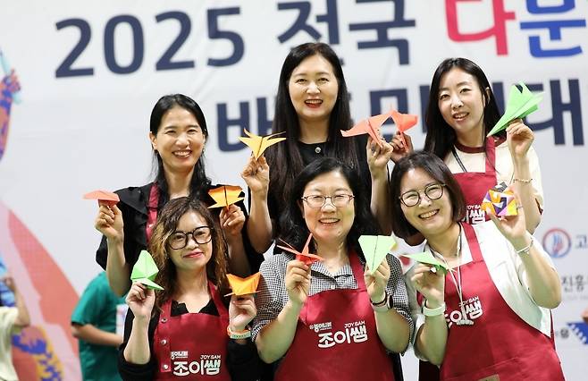 종이접기 이벤트 진행한 종이접기 강사들 종이접기 교실을 연 경기도 고양시 일산동구마두종이문화교육원의 배혜진(사진 뒷줄 가운데) 원장과 종이접기 강사들. [종이문화재단 제공. 재판매 및 DB 금지]