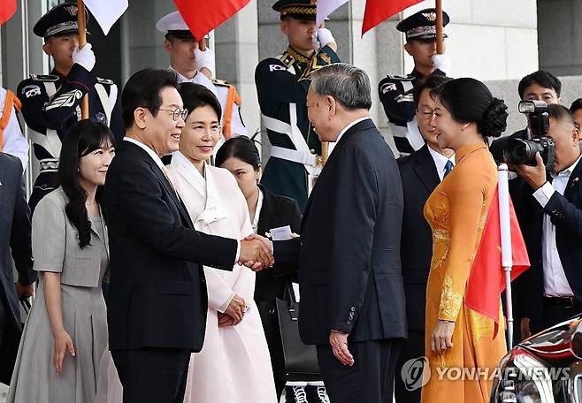 이재명 대통령, 또 럼 베트남 서기장과 인사 (서울=연합뉴스) 홍해인 기자 = 이재명 대통령과 김혜경 여사가 11일 서울 용산 대통령실 청사에서 국빈 방문한 또 럼 베트남 당 서기장 부부를 맞이하고 있다. 2025.8.11 [대통령실통신사진기자단] hihong@yna.co.kr