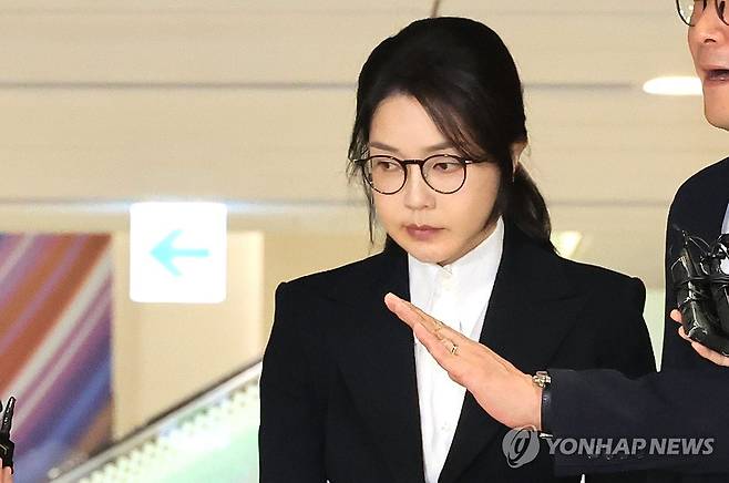 피의자 조사 마친 김건희 여사 (서울=연합뉴스) 최재구 기자 = 윤석열 전 대통령 부인 김건희 여사가 지난 6일 서울 종로구 KT광화문빌딩 웨스트에 마련된 민중기 특별검사팀에서 피의자 신분으로 조사를 받고 귀가하고 있다. 2025.8.6 jjaeck9@yna.co.kr
