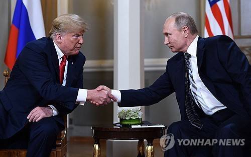 트럼프와 푸틴 (헬싱키 AFP=연합뉴스 자료사진) 2018년 7월 16일 헬싱키에서 회담하기 직전에 악수하는 도널드 트럼프(왼쪽) 미국 대통령과 블라디미르 푸틴(오른쪽) 러시아 대통령. (Photo by Brendan Smialowski / AFP) 2025.8.11.