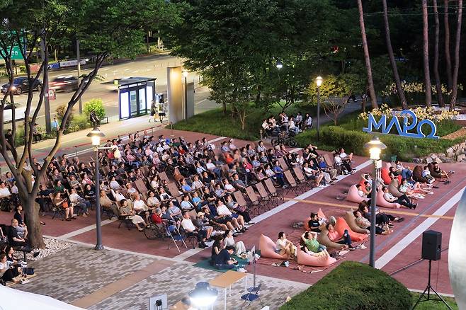지난달 마포구청 구민광장에서 열린 '한여름밤의 영화광장' 행사 모습 [마포구 제공. 재판매 및 DB 금지]