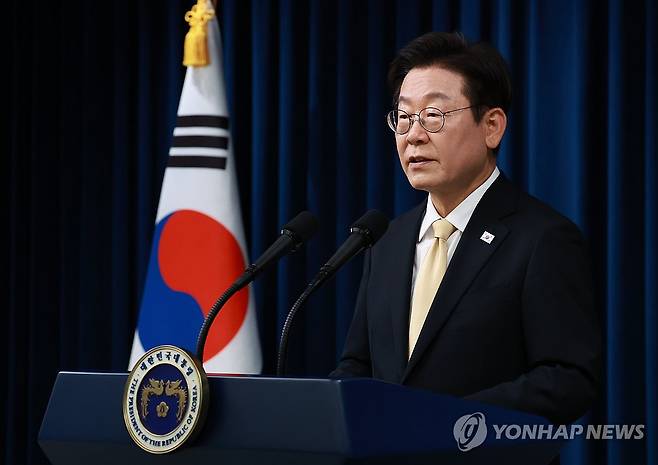 이재명 대통령, 한·베트남 공동언론발표 발언 (서울=연합뉴스) 홍해인 기자 = 이재명 대통령이 11일 서울 용산 대통령실 청사에서 열린 한·베트남 공동언론발표에서 발언하고 있다. 2025.8.11 hihong@yna.co.kr