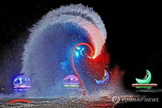 빙어호 위의 곡예사 '플라이보드 공연' (인제=연합뉴스) 지난 9일 저녁 강원 인제군 남면 빙어호 일원에서 열린 여름 축제 '여름愛 인제愛 빠지다'에서 플라이보드 야간공연이 펼쳐지고 있다. 2025.8.10 [인제군 제공. 재판매 및 DB 금지] conanys@yna.co.kr