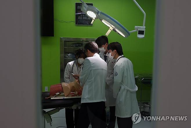 1년 6개월 의정갈등 마침표…의대생 제자리로 (부산=연합뉴스) 손형주 기자 = 11일 부산 서구 부산대학교 글로컬임상실증센터에서 부산대 의대 본과 3학년 학생들이 복귀 후 첫 실습수업에 참여하고 있다. 부산대 의대 학생들은 이날부터 실습을 시작으로 수업에 복귀했다. 9월부터는 대면 수업도 재개해 모든 학년의 학사 운영이 정상화된다. 부산대 의대 학생들은 그동안 사회적 혼란과 불편을 끼친 데 대한 사과와 화합의 메시지를 담은 입장문을 교내 의대교수들과 교직원들에게 보냈다. 2025.8.11 handbrother@yna.co.kr