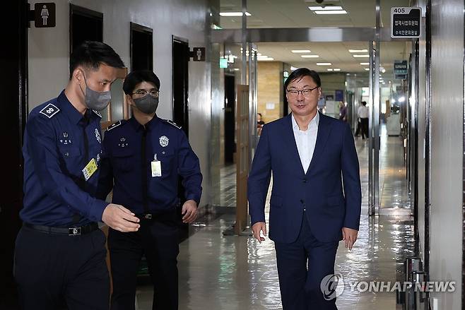 수감 중 법사위 청문회 출석한 이화영 (서울=연합뉴스) 김주성 기자 = 구속 수감 중인 이화영 전 경기도 평화부지사가 2일 국회 법제사법위원회에서 열린 박상용 수원지검 부부장검사에 대한 '탄핵소추 사건 조사' 관련 청문회에 출석하고 있다. 2024.10.2 utzza@yna.co.kr