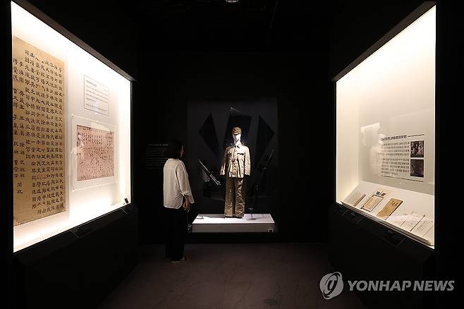 빛을 담은 항일유산 (서울=연합뉴스) 강민지 기자 = 11일 서울 중구 덕수궁 돈덕전에서 열린 특별전 '빛을 담은 항일유산' 언론공개회가 열리고 있다.  2025.8.11 mjkang@yna.co.kr