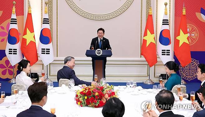 건배사 하는 이재명 대통령 (서울=연합뉴스) 한상균 기자 = 이재명 대통령이 11일 청와대 영빈관에서 열린 한·베트남 공식 만찬에서 건배사를 하고 있다. 2025.8.11 xyz@yna.co.kr