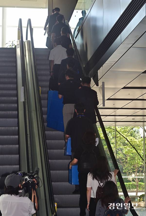 경기남부경찰청과 고용노동부 관계자들이 12일 오전 인천 송도국제도시 포스코이앤씨 본사 사옥에서 압수품을 담기 위한 박스를 들고 이동하고 있다. 2025.8.12 /조재현기자 jhc@kyeongin.com