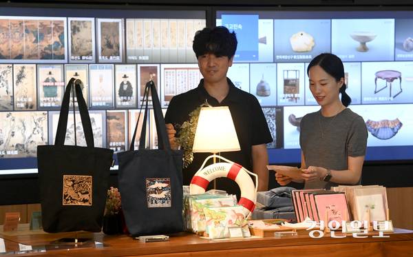 12일 용인시 기흥구 경기도박물관에서 시민들이 머그컵, 손수건, 파우치 등 다양한 굿즈 상품을 살펴보고 있다. 2025.8.12 /최은성기자 ces7198@kyeongin.com
