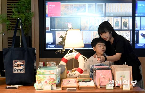 12일 용인시 기흥구 경기도박물관에서 시민들이 머그컵, 손수건, 파우치 등 다양한 굿즈 상품을 살펴보고 있다. 2025.8.12 /최은성기자 ces7198@kyeongin.com