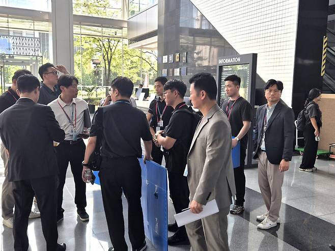 ▲ 12일 오전 10시 10분쯤 인천 연수구 포스코이앤씨 본사 사옥에서 경기남부경찰청과 고용노동부 관계자들이 압수품을 담기 위한 박스를 들고 이동하고 있다. /안지섭 기자 ajs@incheonilbo.com