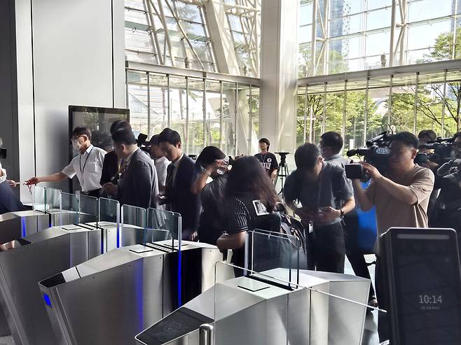 ▲ 12일 오전 10시 10분쯤 인천 연수구 포스코이앤씨 본사 사옥에서 경기남부경찰청과 고용노동부 관계자들이 압수품을 담기 위한 박스를 들고 이동하고 있다. /안지섭 기자 ajs@incheonilbo.com